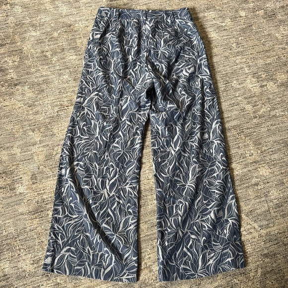 J. McLaughlin Blue and White Leaf Print wide leg pants - size 8 - 100% cotton - Picture 5 of 6